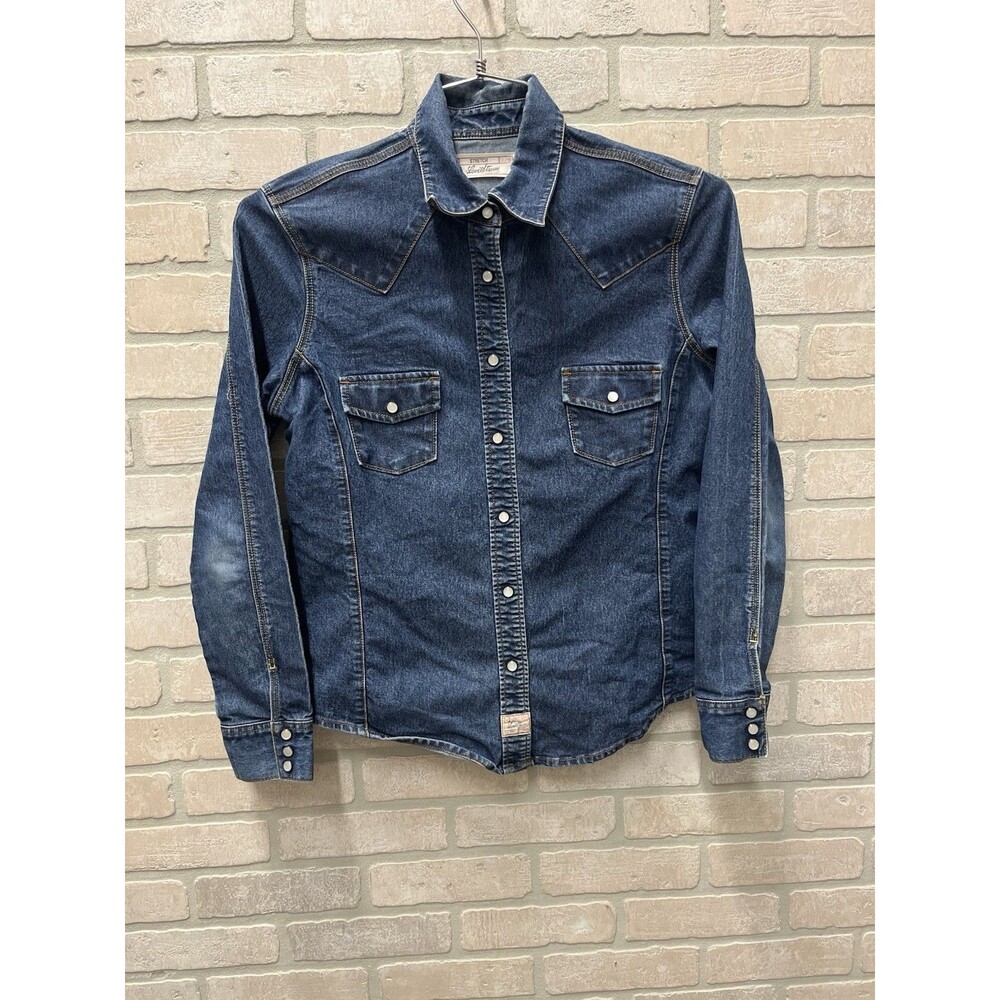 Levi Strauss woman’s pearl snap long sleeve denim shirt Sz M 8/10 stretch
